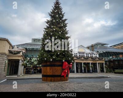 Décorations de Noël à Londres Covent Garden avec peu de visiteurs. Covid-19 LockDown et Covid Tiers ont eu de graves répercussions sur l'industrie de l'accueil. Banque D'Images