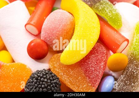 Gros plan sur les friandises d'assortiment. Fond coloré de gelées Banque D'Images