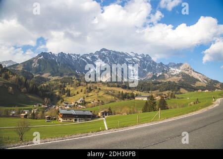 Chaîne de montagnes alpines idyllique : montagne Hochkönig à Salzbourg, Autriche Banque D'Images