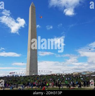 WASHINGTON, DC - 01 avril 2017 : les adultes et les enfants volent des cerfs-volants au Kite Festival sur le National Mall, à côté du Washington Monument pendant le Th Banque D'Images