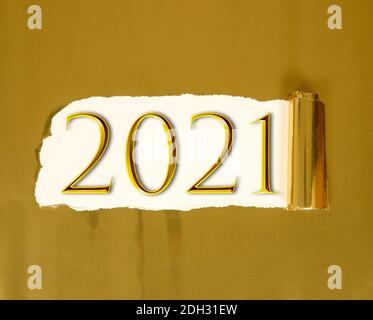 Nouveau concept de création de l'année 2021 - image 3D rendu Gold papier déchiré avec fond blanc et 2021 textes. Nouveau design étincelant Banque D'Images