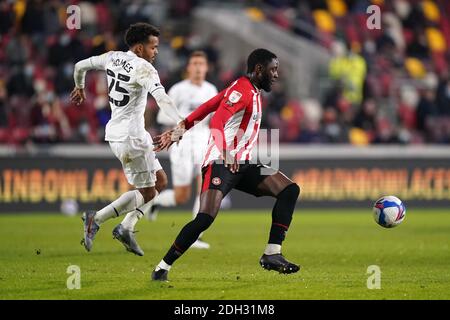 Duane Holmes du comté de Derby (à gauche) et Josh Dasilva de Brentford se battent pour le ballon lors du match de championnat Sky Bet au stade communautaire de Brentford, Londres. Banque D'Images