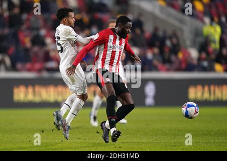 Duane Holmes du comté de Derby (à gauche) et Josh Dasilva de Brentford se battent pour le ballon lors du match de championnat Sky Bet au stade communautaire de Brentford, Londres. Banque D'Images