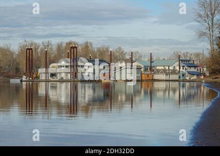 Bateaux de la maison sur la rivière Williamette, Portland, or, États-Unis Banque D'Images