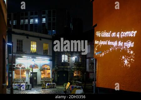 Bristol, Royaume-Uni. 9 décembre 2020. Les files d'attente des chansons saisonnières illuminent les sites du centre-ville de Bristol. 24 lieux seront éclairés par un lyrique de Noël, un nouveau chaque jour jusqu'à Noël. Ce projet vise à amener les gens dans le centre-ville pour soutenir les détaillants et pour soulever les esprits tandis que la ville est dans Covid-19 niveau 3. Crédit : JMF News/Alay Live News Banque D'Images