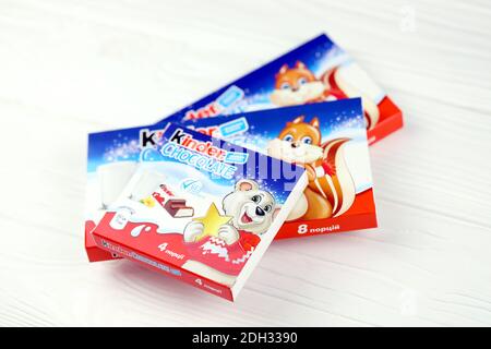 KHARKOV, UKRAINE - 24 NOVEMBRE 2020 : petits chocolat Kinder dans des emballages en papier fabriqués par Ferrero spa. Kinder est une gamme de produits de confiserie Banque D'Images