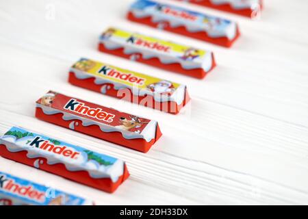 KHARKOV, UKRAINE - 24 NOVEMBRE 2020 : petits chocolat Kinder dans des emballages en papier fabriqués par Ferrero spa. Kinder est une gamme de produits de confiserie Banque D'Images