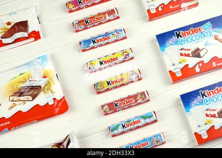 KHARKOV, UKRAINE - 24 NOVEMBRE 2020 : petits chocolat Kinder dans des emballages en papier fabriqués par Ferrero spa. Kinder est une gamme de produits de confiserie Banque D'Images