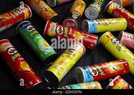 KHARKOV, UKRAINE - 23 NOVEMBRE 2020 : Pringles variété de saveurs. De nombreuses boîtes en carton contenant des chips de pommes de terre Pringles. Pringles est une marque de pommes de terre Banque D'Images