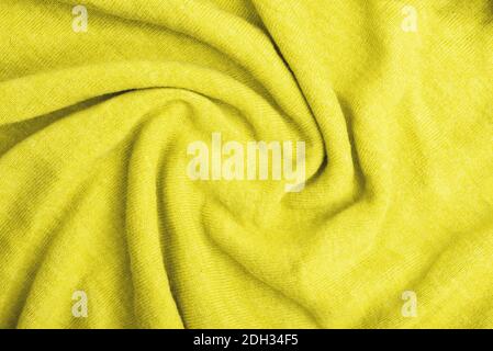 Gros plan sur fond texturé tricoté jaune. Couleur tendance. Couleur 2021. Banque D'Images