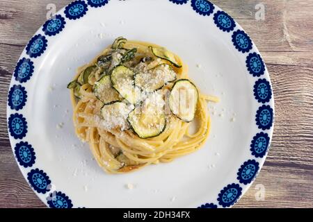 Linguine alla Nerano, typique de Nerano, est un plat de Campanie (Italie) qui vous captivera. Courgettes frites, spaghetti et fromage typique : provolone Banque D'Images