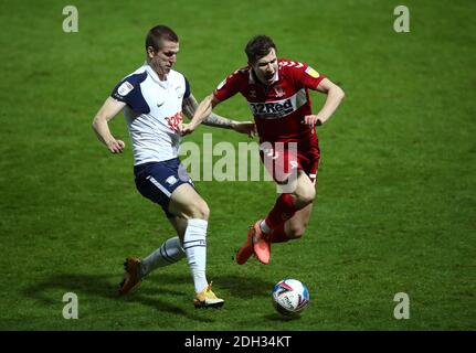 Emil Riis Jakobsen de Preston North End (à gauche) et Paddy McNair de Middlesbrough se battent pour le ballon lors du match du championnat Sky Bet à Deepdale, Preston. Banque D'Images