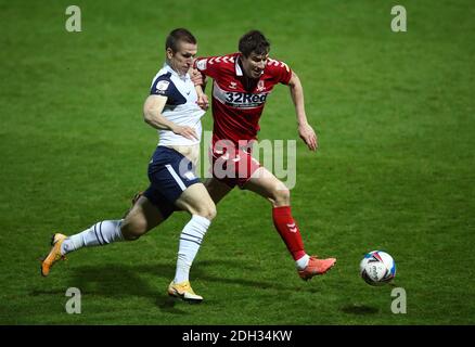 Emil Riis Jakobsen de Preston North End (à gauche) et Paddy McNair de Middlesbrough se battent pour le ballon lors du match du championnat Sky Bet à Deepdale, Preston. Banque D'Images