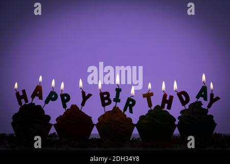 Silhouette de cupcakes d'anniversaire dans une rangée Banque D'Images