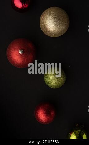 Décorations de Noël boules sont des décorations habituellement faites de verre soufflé, métal, bois, plastique soufflé, polystyrène expansé ou céramique qui sont utilisés t Banque D'Images