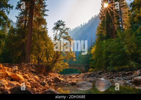 Une crique avec des rochers et des arbres à Yosemite Banque D'Images