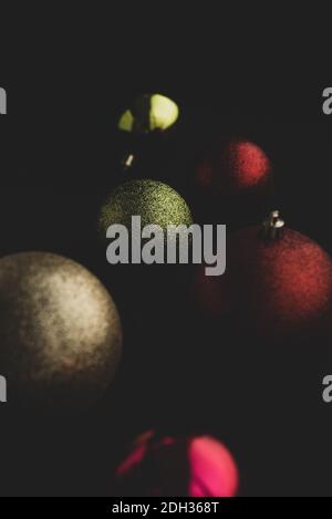 Décorations de Noël boules sont des décorations habituellement faites de verre soufflé, métal, bois, plastique soufflé, polystyrène expansé ou céramique qui sont utilisés t Banque D'Images