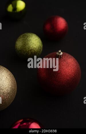 Décorations de Noël boules sont des décorations habituellement faites de verre soufflé, métal, bois, plastique soufflé, polystyrène expansé ou céramique qui sont utilisés t Banque D'Images