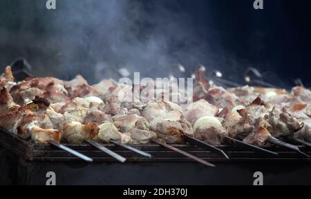 Le délicieux kebab shish est frit sur des brochettes Banque D'Images