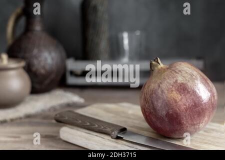 Grenade aux fruits mûrs juteux sur la table Banque D'Images