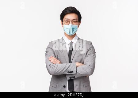 Portrait à la taille d'un homme d'affaires asiatique doué et confiant, employeur réussi en costume gris, start-up propre entreprise, oreille Banque D'Images