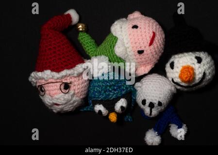 Portrait de Noël Amigurumi crocheted ou tricoté peluche sur arrière-plan noir Banque D'Images