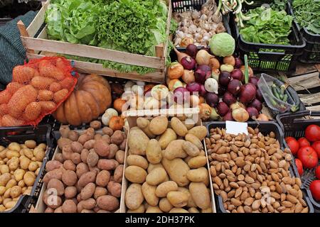 Pommes de terre et autres légumes crus biologiques dans des caisses vendues sur le marché est au point mort Banque D'Images