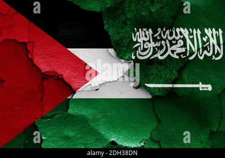 Drapeaux de Palestine et d'Arabie Saoudite peints sur un mur fissuré Banque D'Images