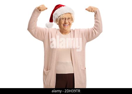 Gaie femme mûre montrant des muscles et portant un père noël chapeau isolé sur fond blanc Banque D'Images