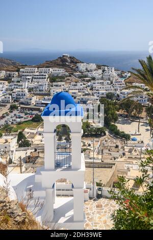 Église de la Vierge Marie de la falaise dans la ville de Chora sur l'île d'iOS. Cyclades, Grèce Banque D'Images