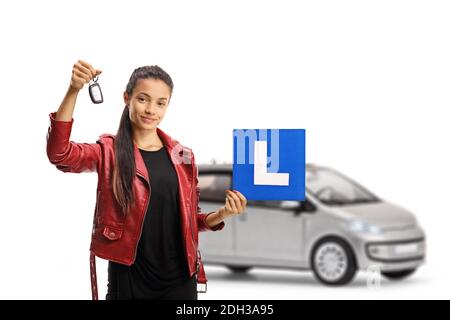 Femme pilote avec une voiture urbaine tenant une clé et une plaque d'apprentissage isolée sur fond blanc Banque D'Images