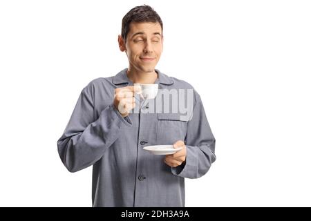 Homme en pyjama se réveillant avec une tasse d'espresso café isolé sur fond blanc Banque D'Images