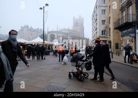 Cambridge UK décembre 2020 Rainy froid humide décembre jour dans les rues de Cambridge ville, les gens à pied et les cyclistes en voiture sur la rue principale ami Banque D'Images