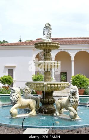 HAMILTON, NOUVELLE-ZÉLANDE - 02 décembre 2020 : vue sur la fontaine dans le jardin de la Renaissance italienne (jardins de Hamilton) Banque D'Images