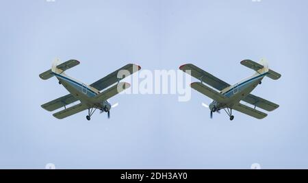 Avion à hélice à moteur léger an-2 volant dans le ciel. Vue depuis le sol Banque D'Images