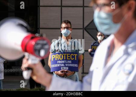 9 décembre 2020, Los Angeles, Californie, États-Unis : les travailleurs de la santé et les infirmières participent à une « pause de l'unité » pour protester contre les conditions de travail qu'ils prétendent mettre en danger « leur santé et celle de leurs patients » à l'extérieur du centre médical Ronald Reagan UCLA. Les travailleurs affirment que les pratiques de la LPAU en matière de santé sont « incompatibles avec les directives nationales et locales en matière de santé publique ». Selon les manifestants, les pratiques actuelles limitent la disponibilité des tests, découragent l'isolement après l'exposition au COVID-19 et manquent d'efforts concertés pour rechercher les contacts. (Image crédit: © Ringo Chiu/ZUMA Wire) Banque D'Images