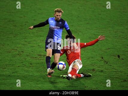 Barnsley's Callum Styles se présente sur Jason McCarthy de Wycombe Wanderers lors du match de championnat Sky Bet à Oakwell, Barnsley. Banque D'Images