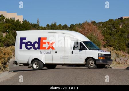 Une fourgonnette FedEx (Federal Express) effectue des livraisons de colis à Santa Fe, au Nouveau-Mexique. Banque D'Images