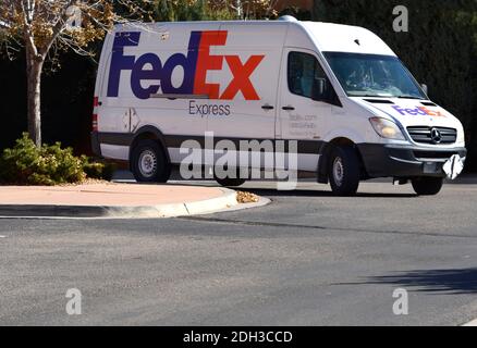 Une fourgonnette FedEx (Federal Express) effectue des livraisons de colis à Santa Fe, au Nouveau-Mexique. Banque D'Images