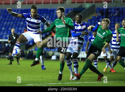 Liam Moore (à gauche) de Reading et Gary Gardner de Birmingham City se battent pour le ballon lors du match de championnat Sky Bet au Madejski Stadium, Reading. Banque D'Images