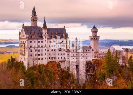 Vue sur le château de Neuschwanstein au coucher du soleil, Allemagne Banque D'Images