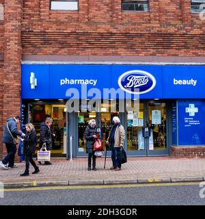 Kingston London, décembre 09 2020, Shoppers debout à l'extérieur D'UNE pharmacie Boots Shop Banque D'Images