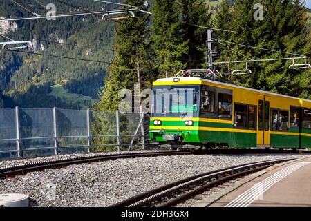 Train à la gare de Wengen, Suisse Banque D'Images