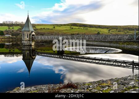 Réservoir de Pontstickill avec évacuateur de cruches et tour à vannes Bell-Mouth, pays de Galles du Sud, Royaume-Uni. Banque D'Images