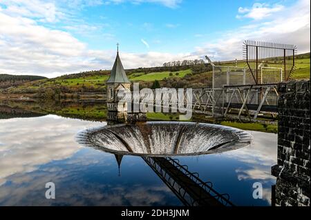 Réservoir de Pontstickill avec évacuateur de cruches et tour à vannes Bell-Mouth, pays de Galles du Sud, Royaume-Uni. Banque D'Images