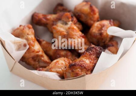 retirez ou sortez les ailes de poulet barbecue pour la nourriture style camion Banque D'Images