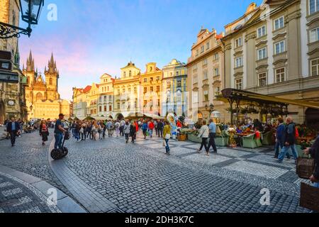 En début de soirée, les touristes apprécient les visites touristiques, les magasins et les restaurants dans les cafés en plein air de la place médiévale de la vieille ville de Prague en Tchéquie. Banque D'Images