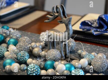 Une belle table de vacances dans l'argent et l'aqua. Banque D'Images