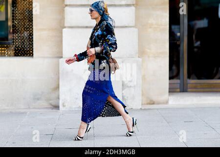 Street style, Catherine Baba arrivant au salon Schiaparelli automne-hiver 2017-2018 haute Couture qui s'est tenu à la place Vendôme, à Paris, en France, le 3 juillet 2017. Photo de Marie-Paola Bertrand-Hillion/ABACAPRESS.COM Banque D'Images