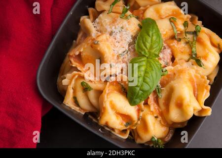 raviolis farcis au fromage dans un basilic et une tomate à l'ancienne sauce Banque D'Images